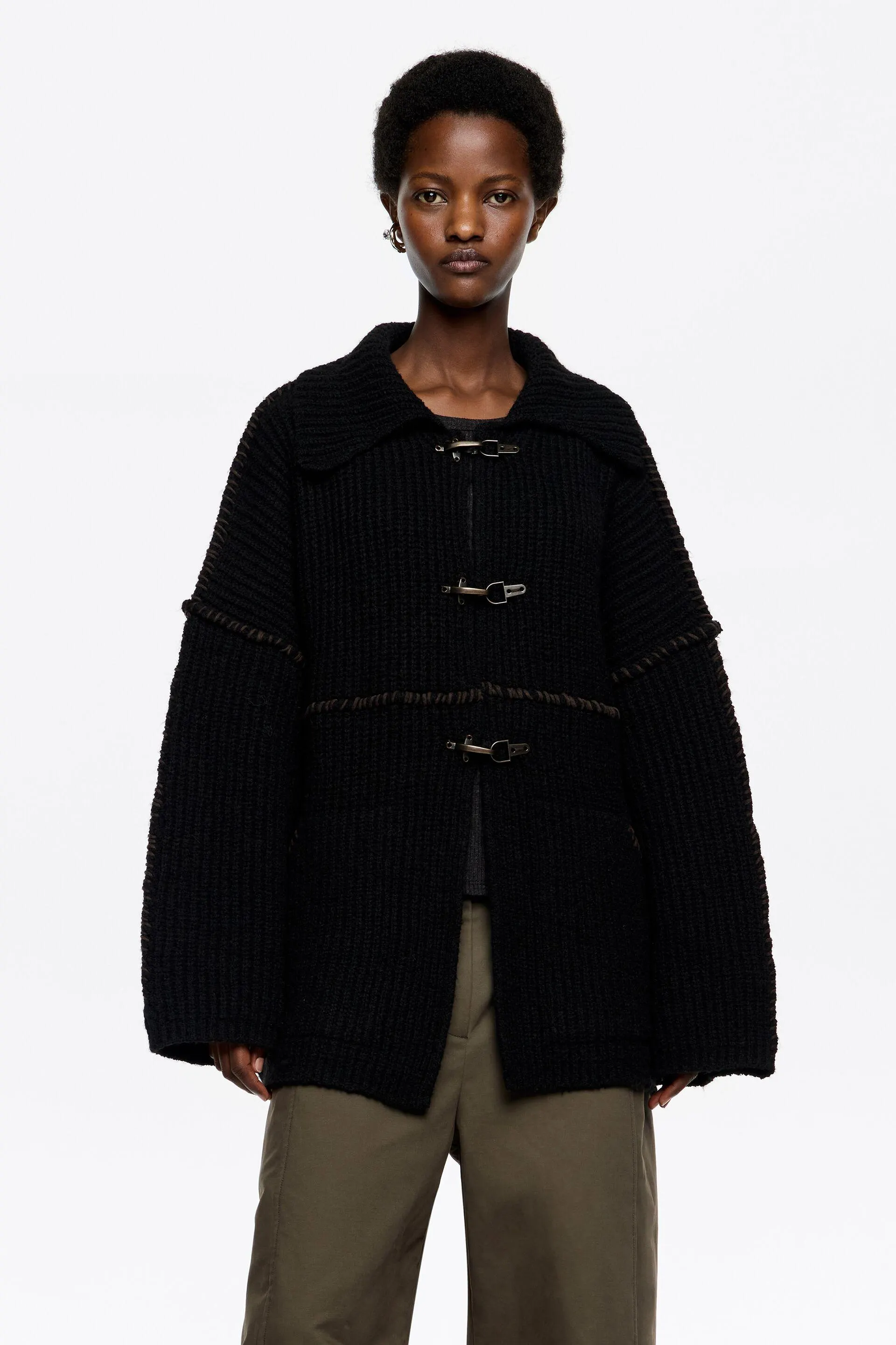 Cárdigan ganchos metálicos negro