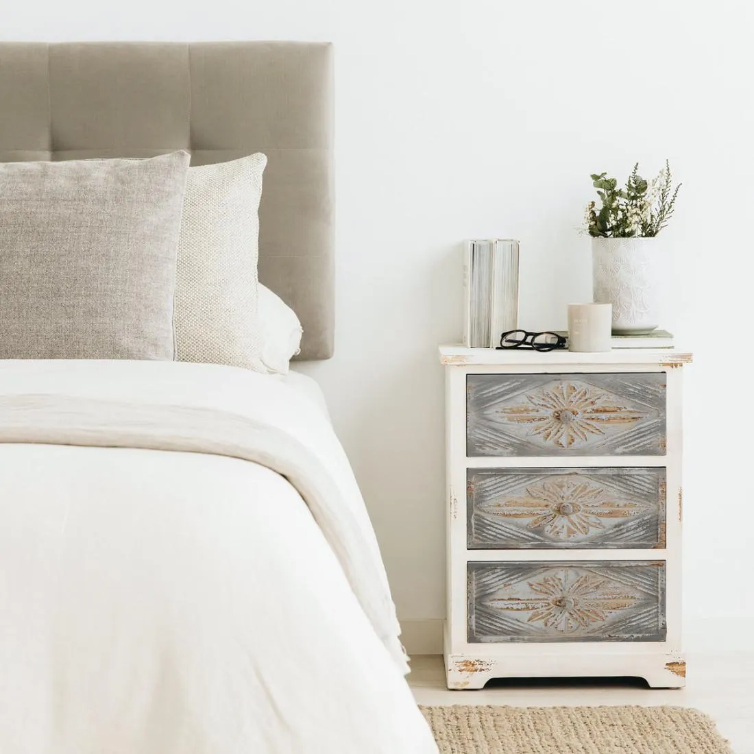 Mesita de noche blanca y gris 3 cajones