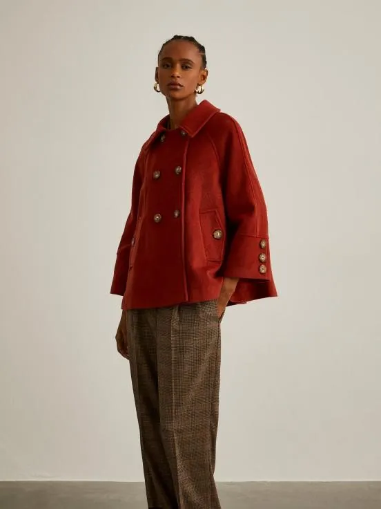 Abrigo corto oversize con doble botonadura