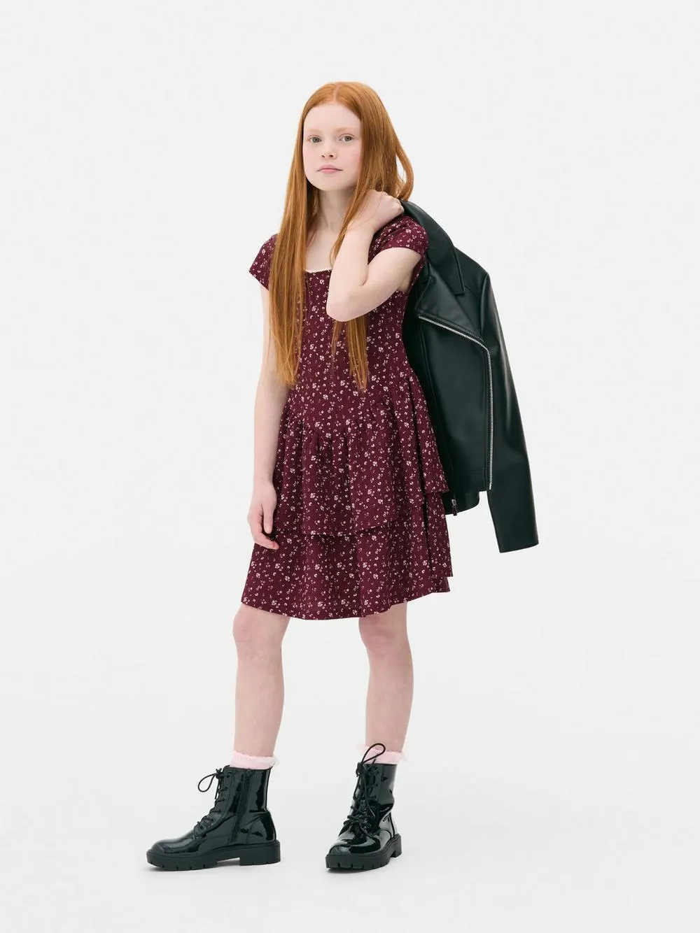 Vestido floral de manga corta con volantes