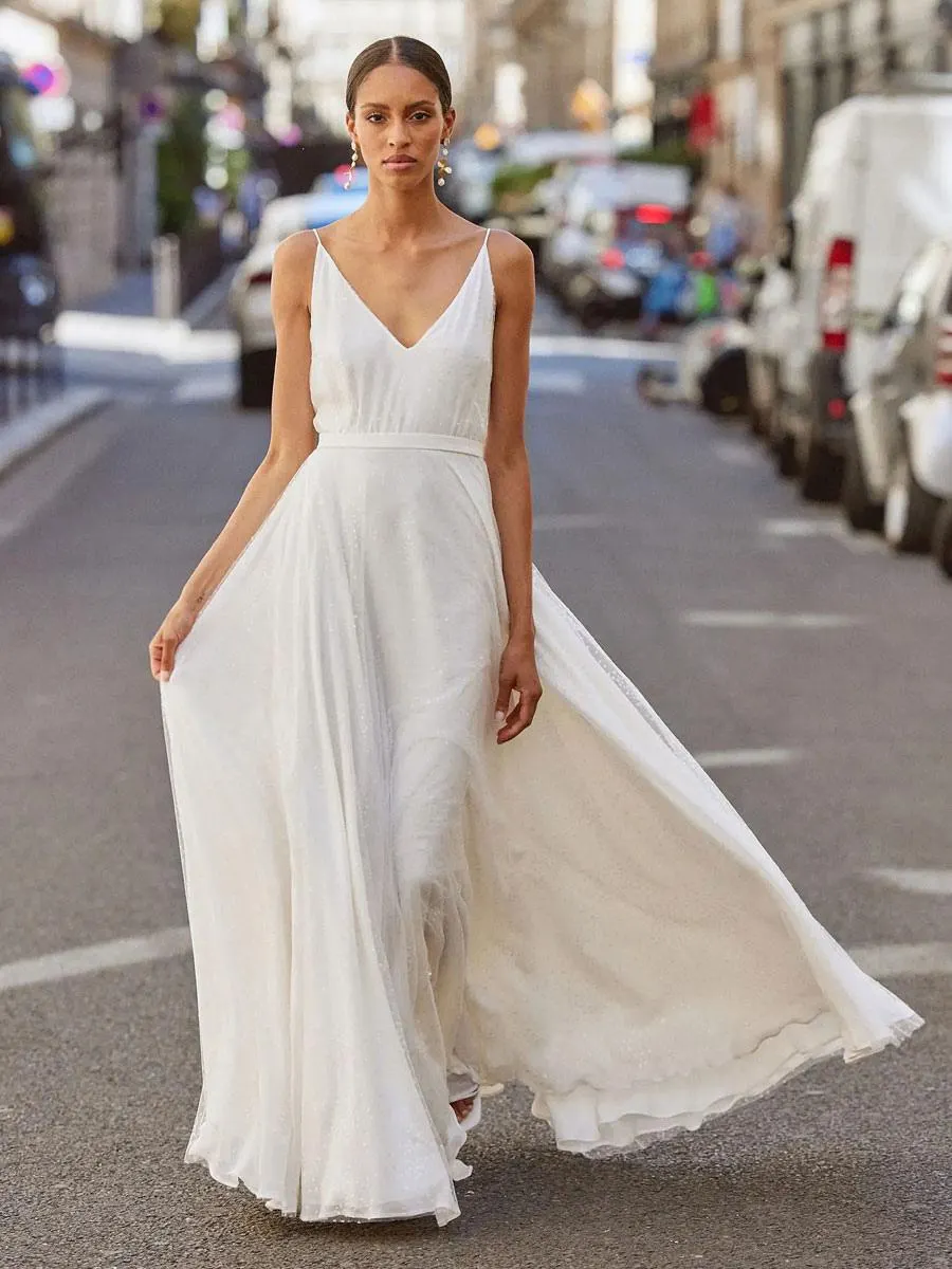 Vestido de novia simple Una línea de vestidos de novia sin mangas con cuello en V