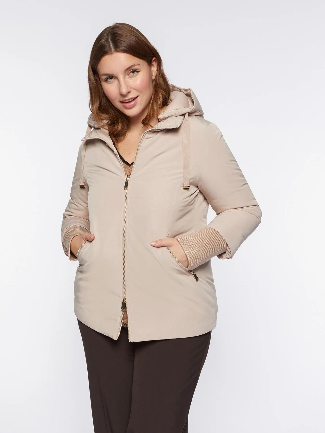 Edificio de sudadera con capucha y bordes tejidos