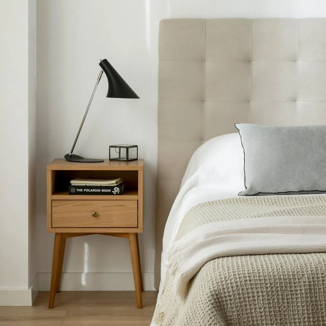 Mesita de noche de chapa de roble 1 cajón