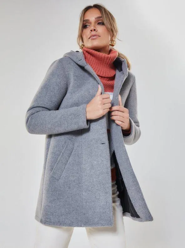 Abrigo evasé con capucha y bolsillos