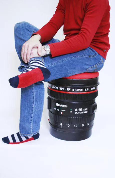 Taburete bajo objetivo de cámara reflex