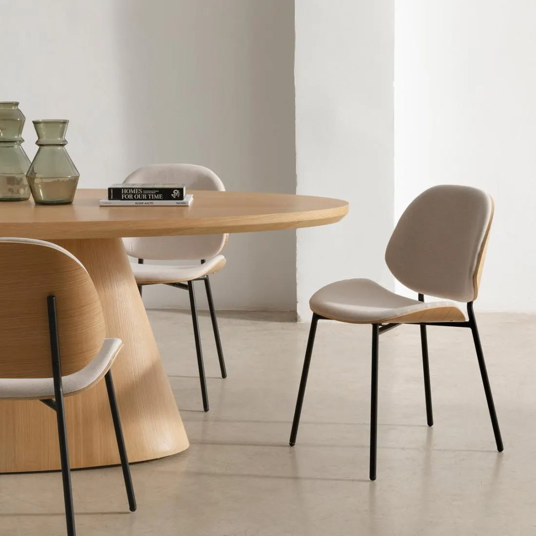 Silla tapizada beige chapa de roble