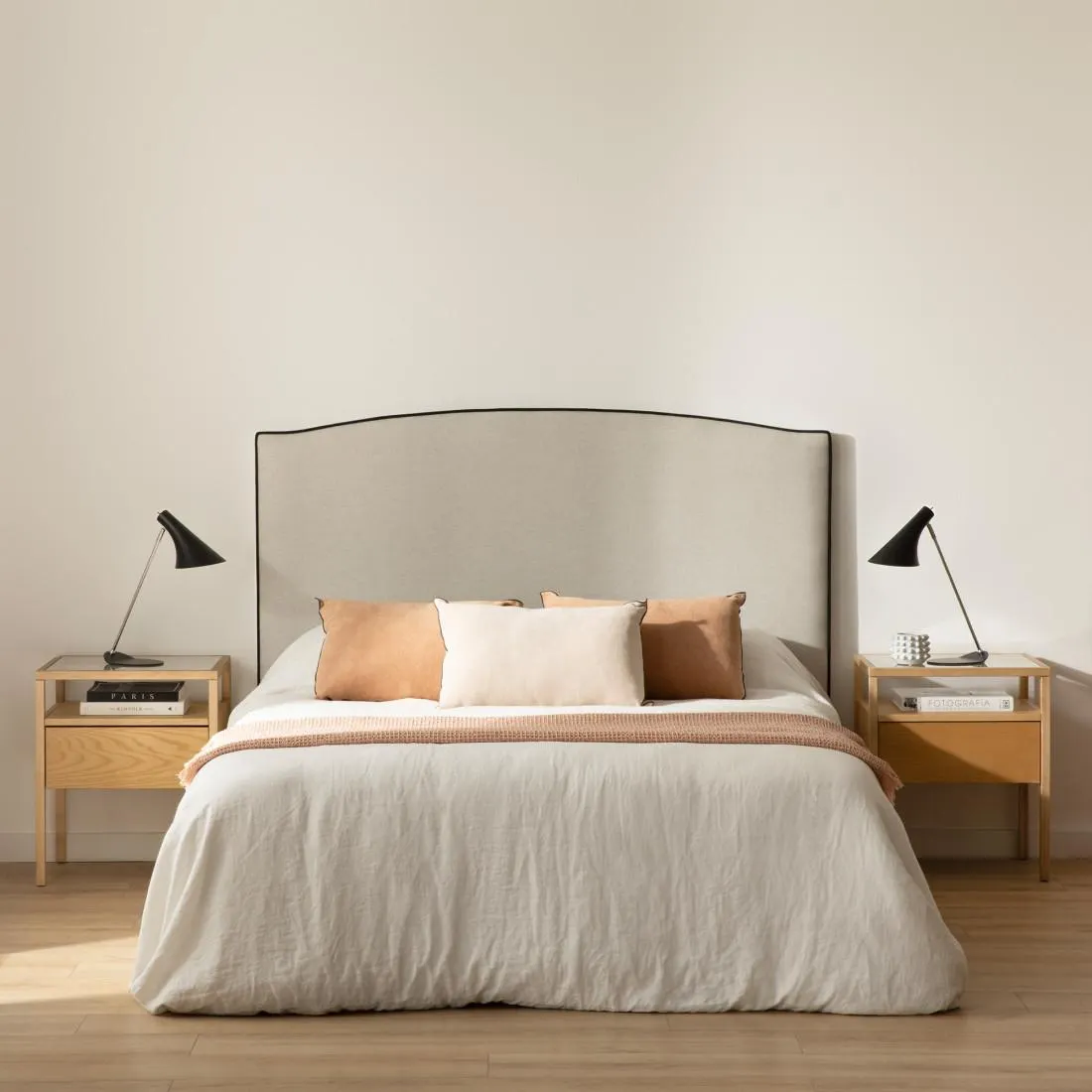 Cabecero tapizado 150/160 beige ribete negro