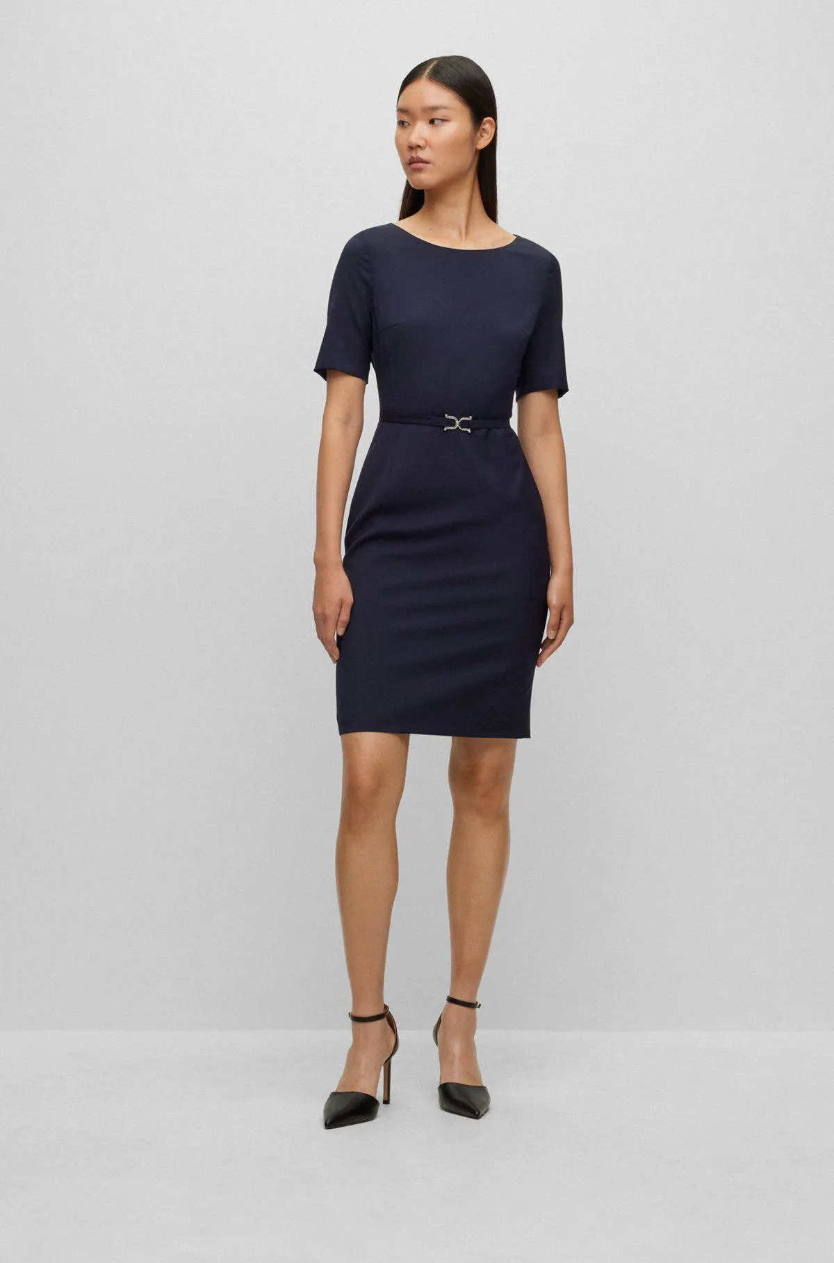 Vestido slim fit de lana virgen con detalle de cinturón