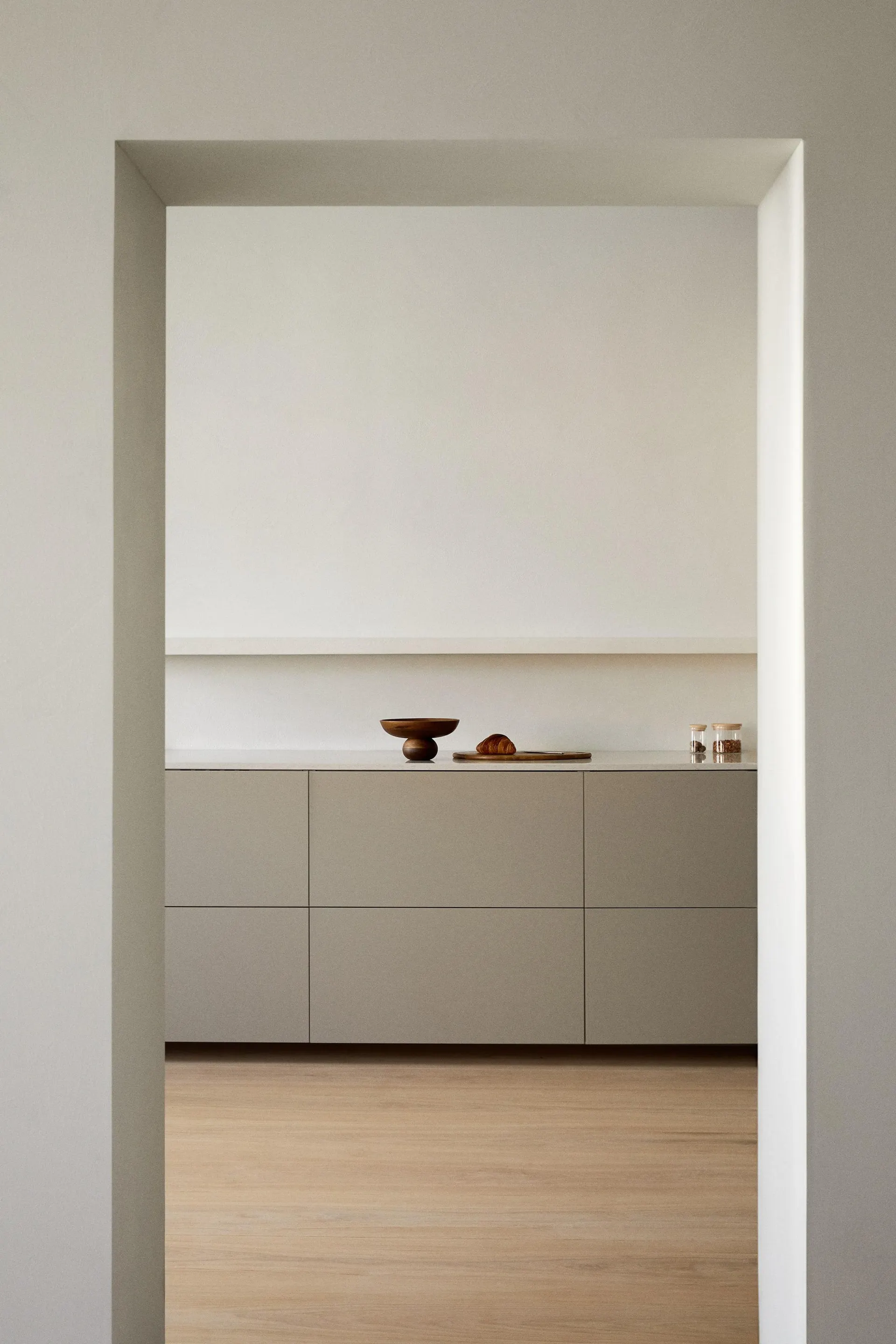 Cuenco de madera con pie