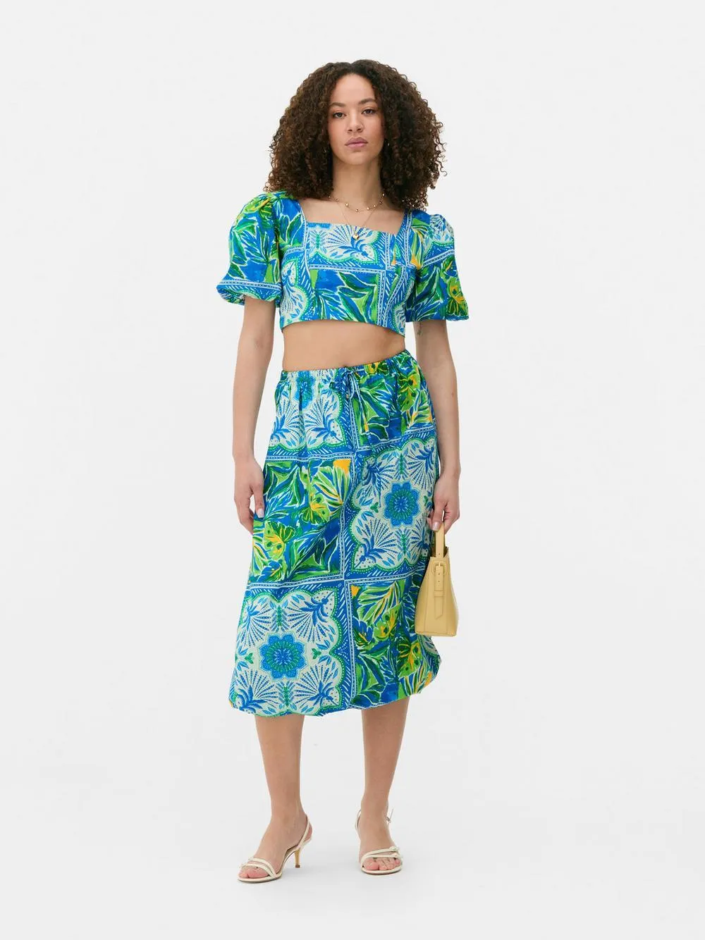 Top mit tropischem Print und Puffärmeln