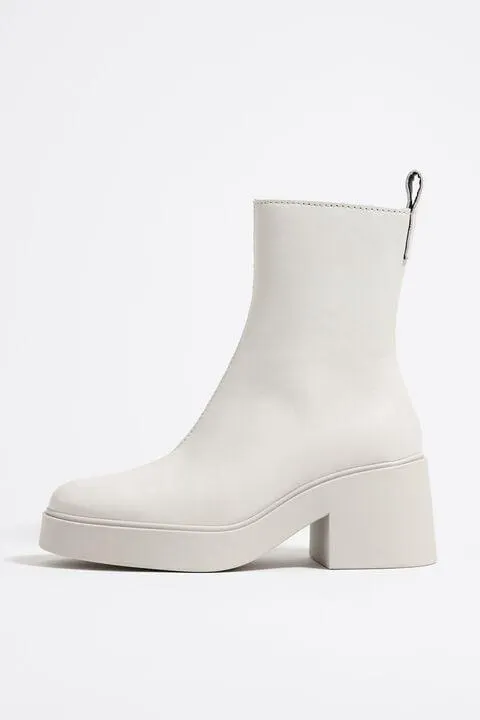Botín tacón piel marfil