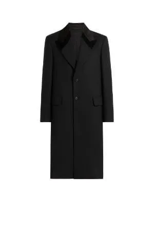 Abrigo con solapas de satén y botonadura simple