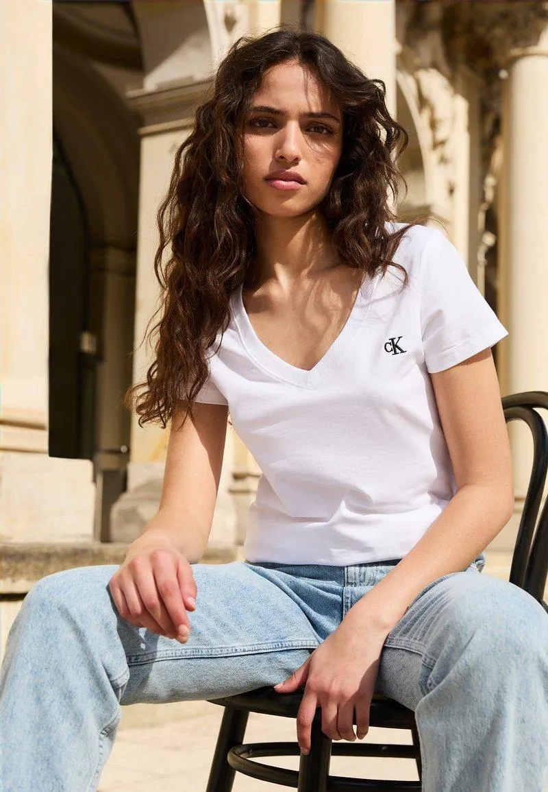 EMBROIDERY V NECK - Camiseta básica - bright white