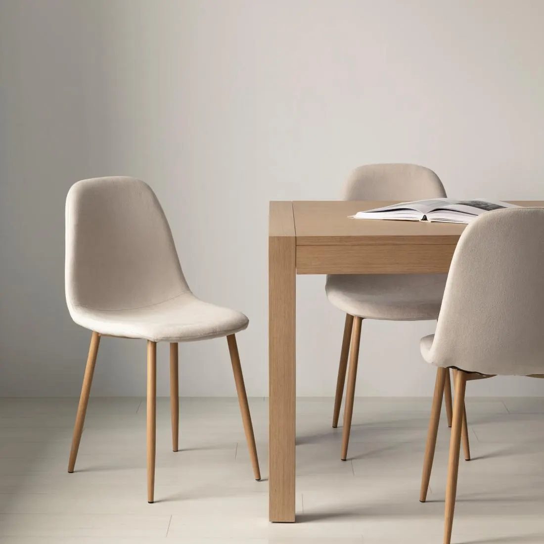 Silla tapizada beige