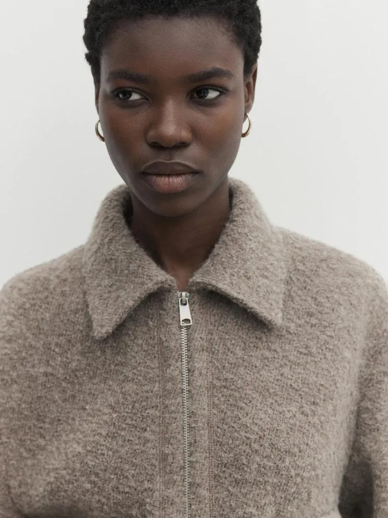 Bunda z buklé se zipem a kapsami