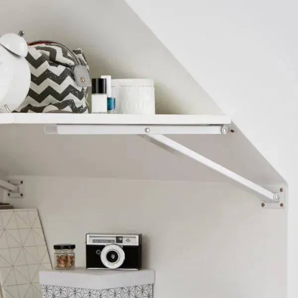 Escuadra abatible para pared inclinada