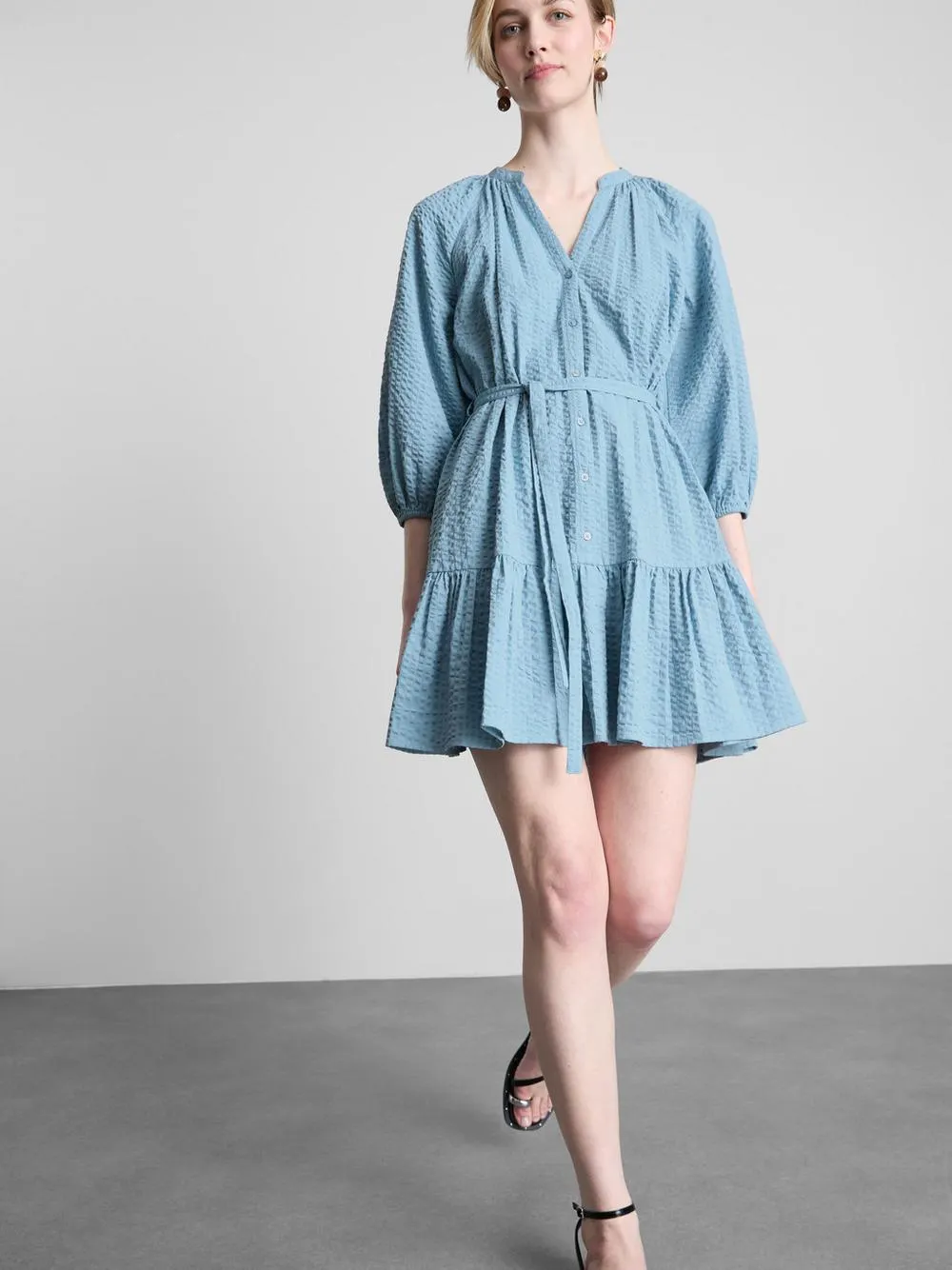 Vestido corto con mangas abombadas