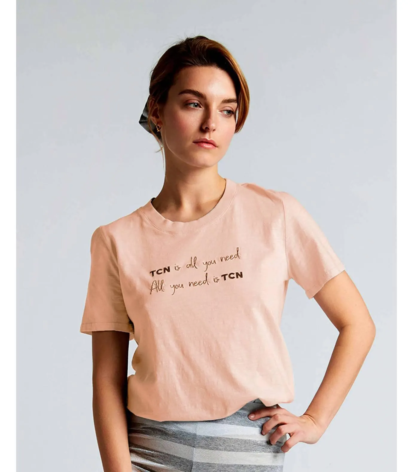 Camiseta manga corta estampada y bordada color naranja