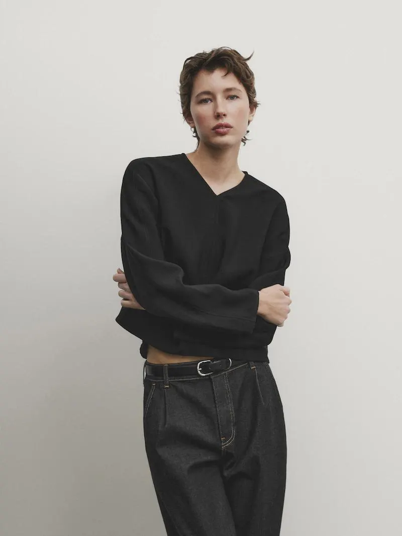 Blusa negra cuello pico