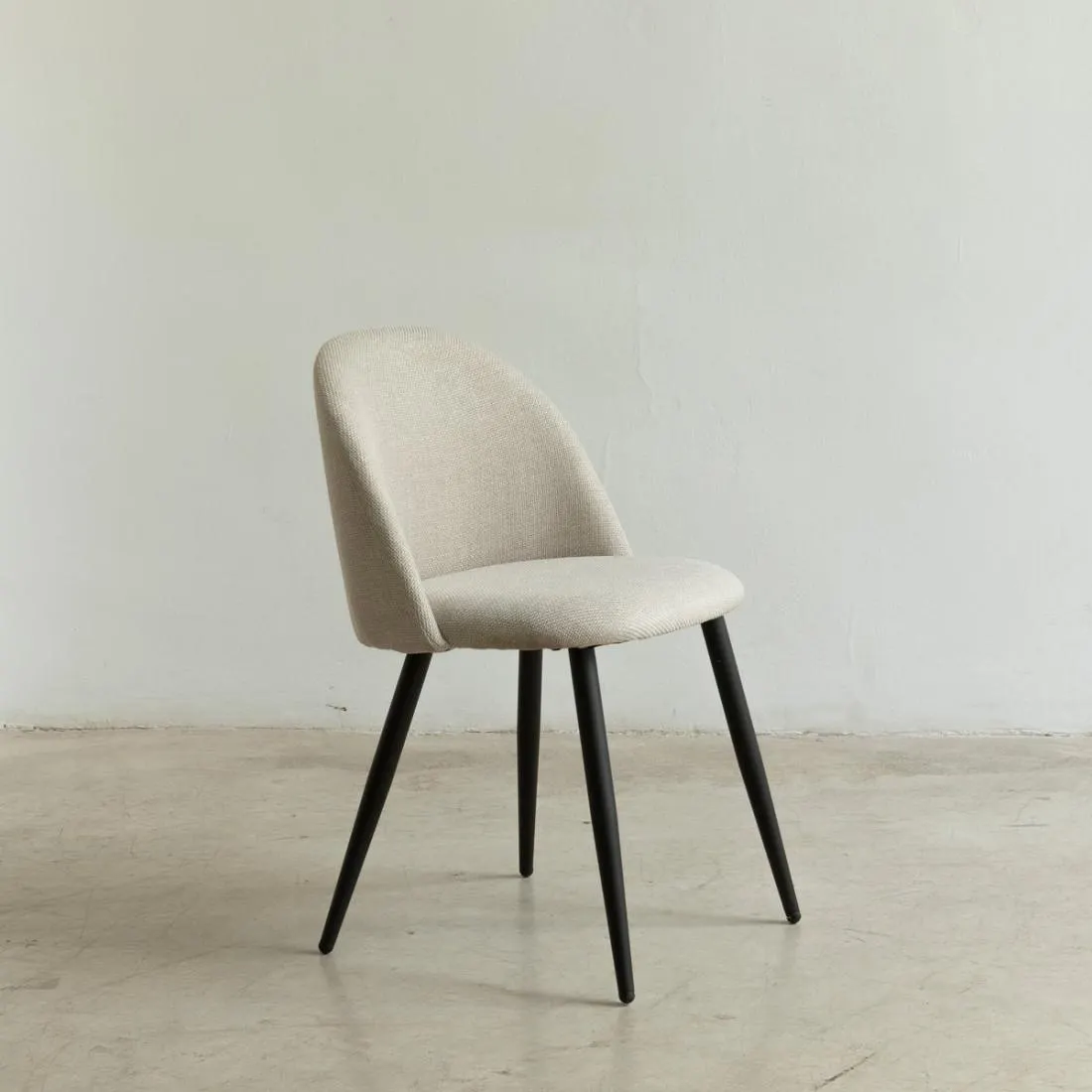 Silla tapizada beige con pata negra