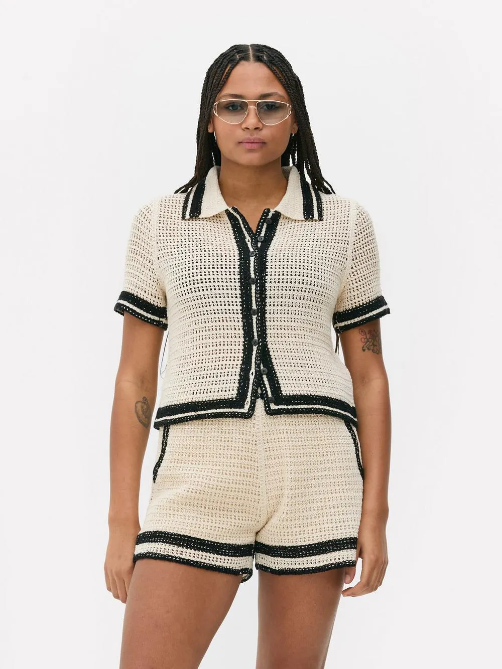 Camisa de crochet monocromática de manga corta