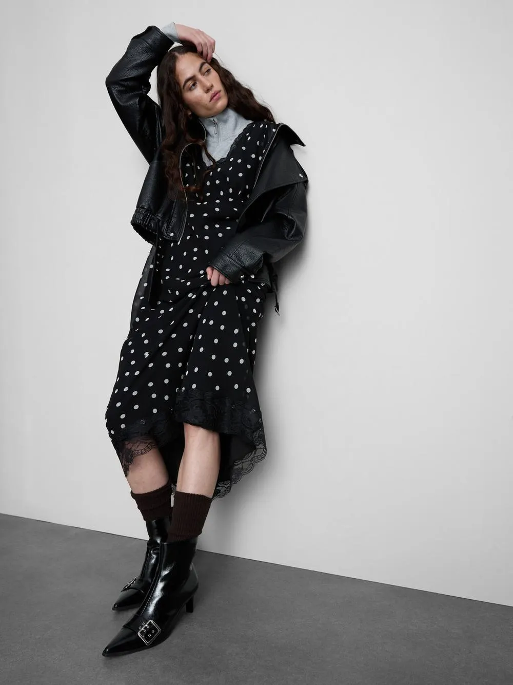 Vestido midi de lunares con ribete de encaje