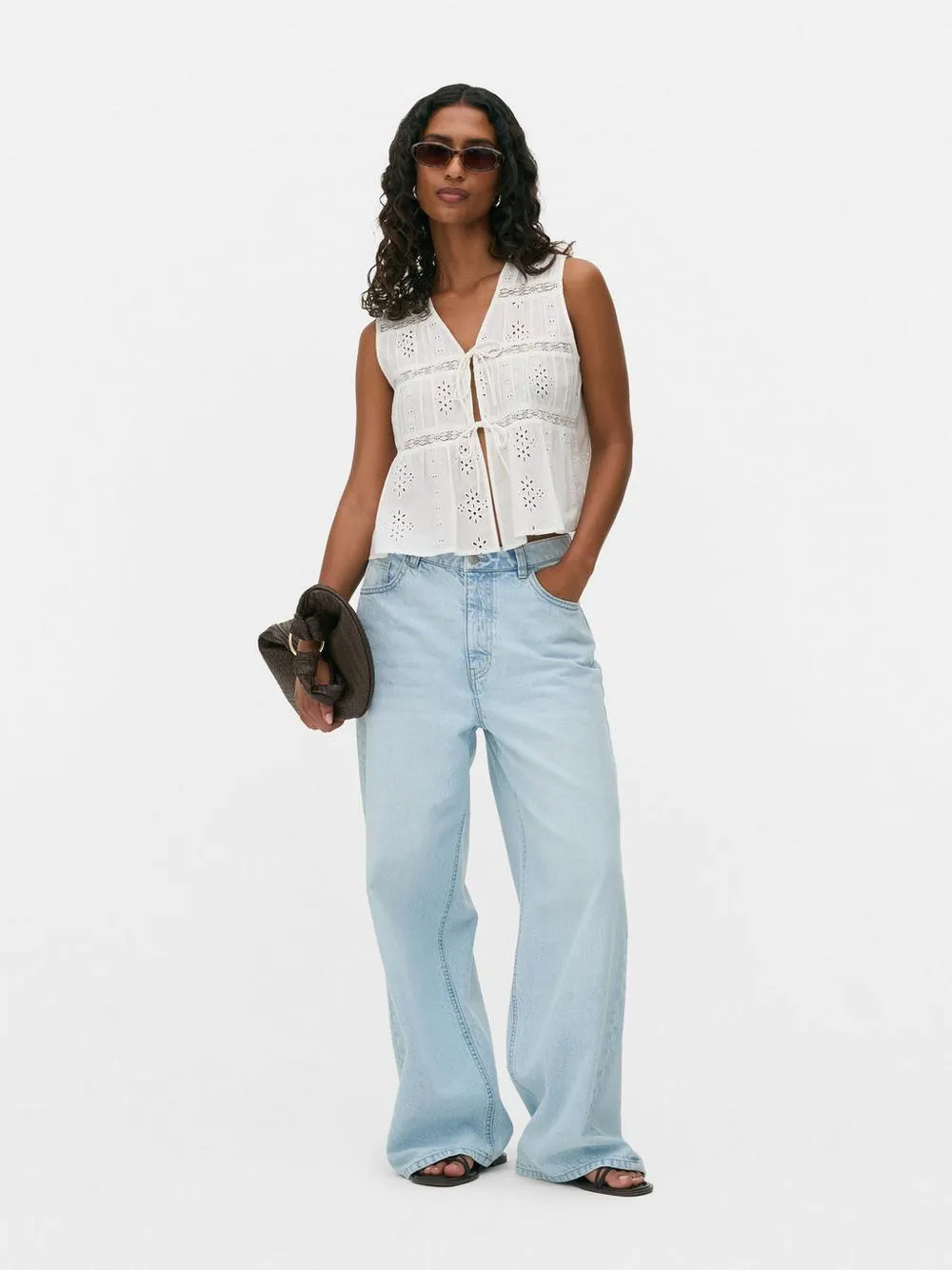 Top troquelado con nudo delantero