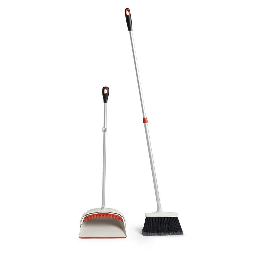 Escoba extensible más recogedor Oxo