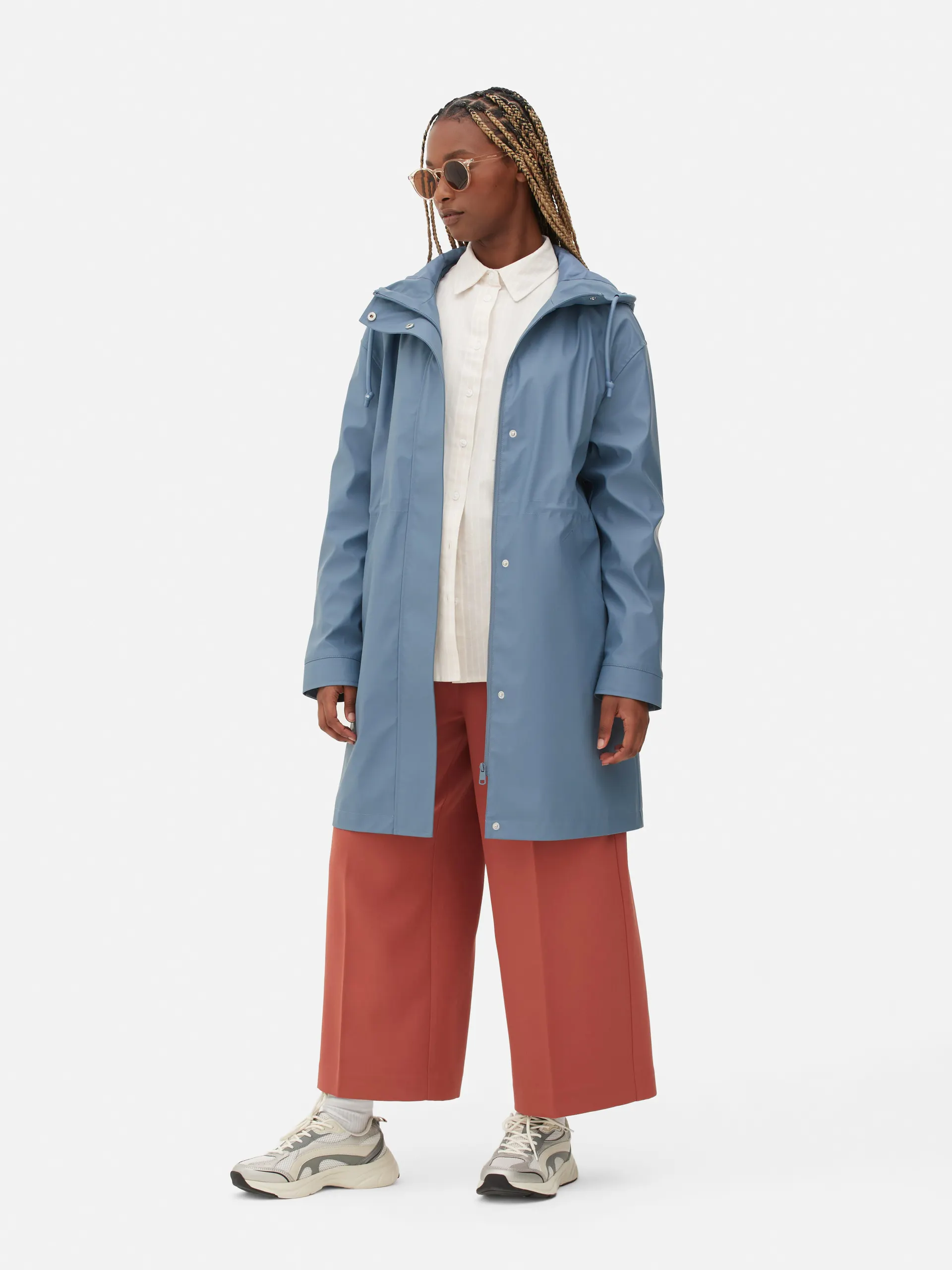 Chubasquero largo con capucha