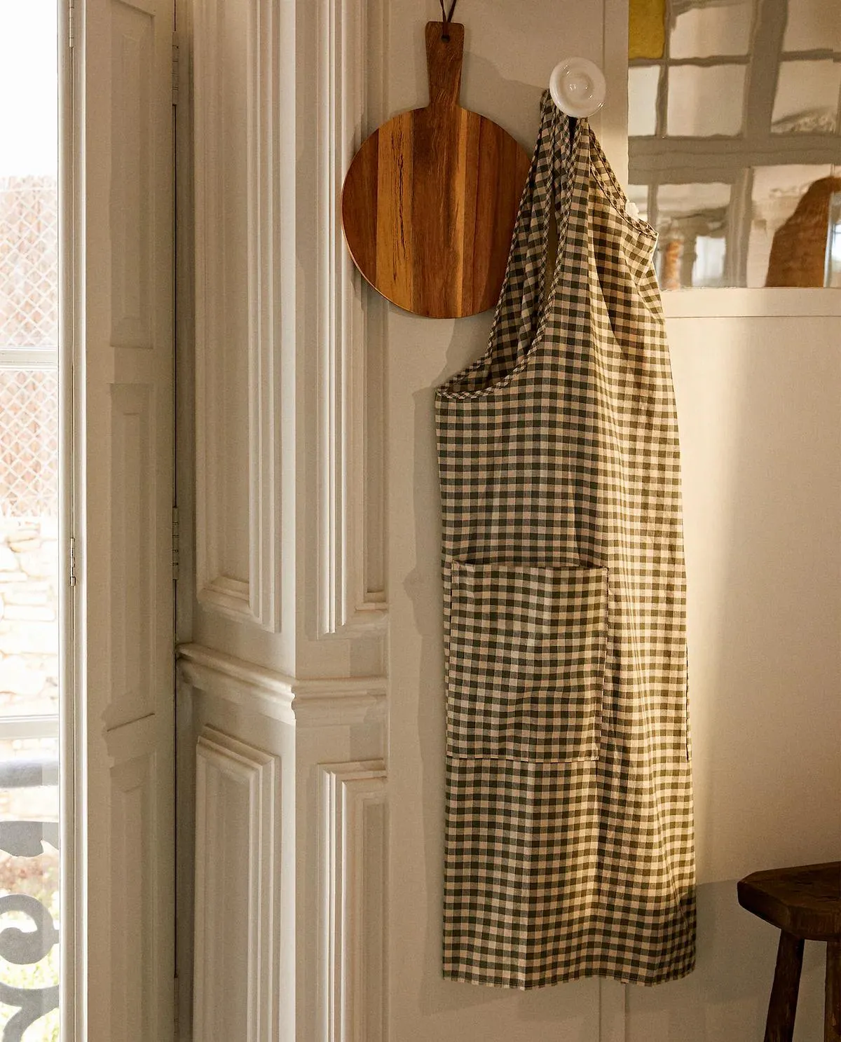 DELANTAL CUADRITOS Y VOLANTE