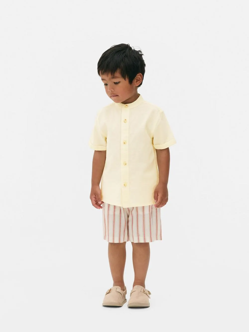 Camisa con cuello mao para niños pequeños