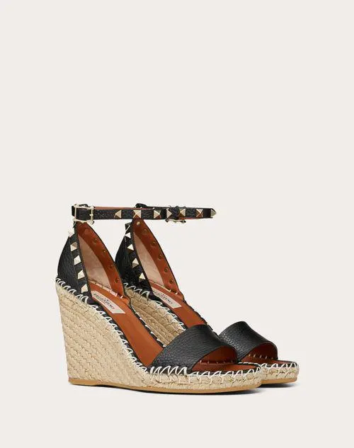 SANDALIAS DE CUÑA ROCKSTUD DOUBLE DE PIEL DE BECERRO GRANULADA CON TACÓN DE 105 MM
