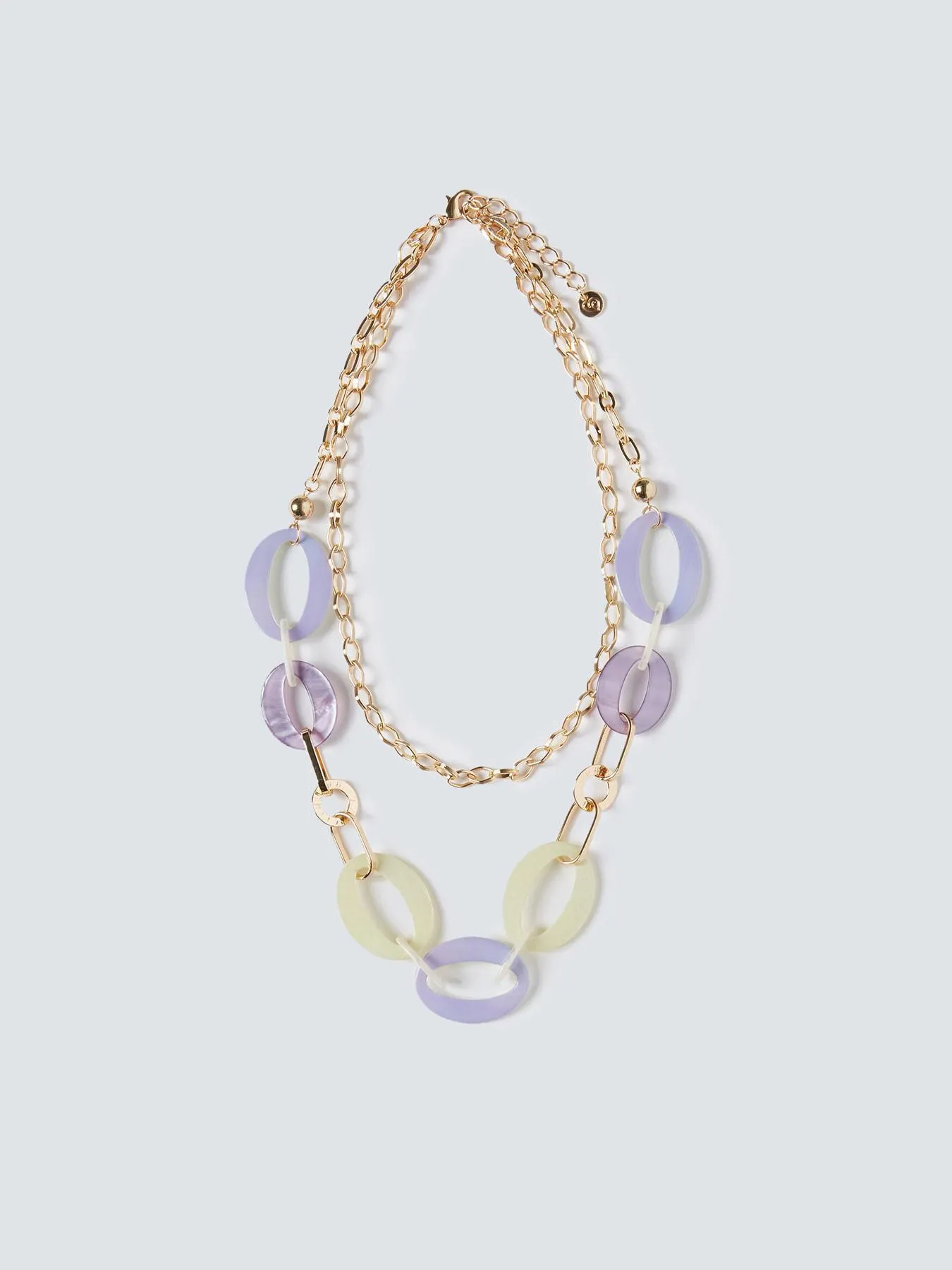 Collar con colgantes estampados