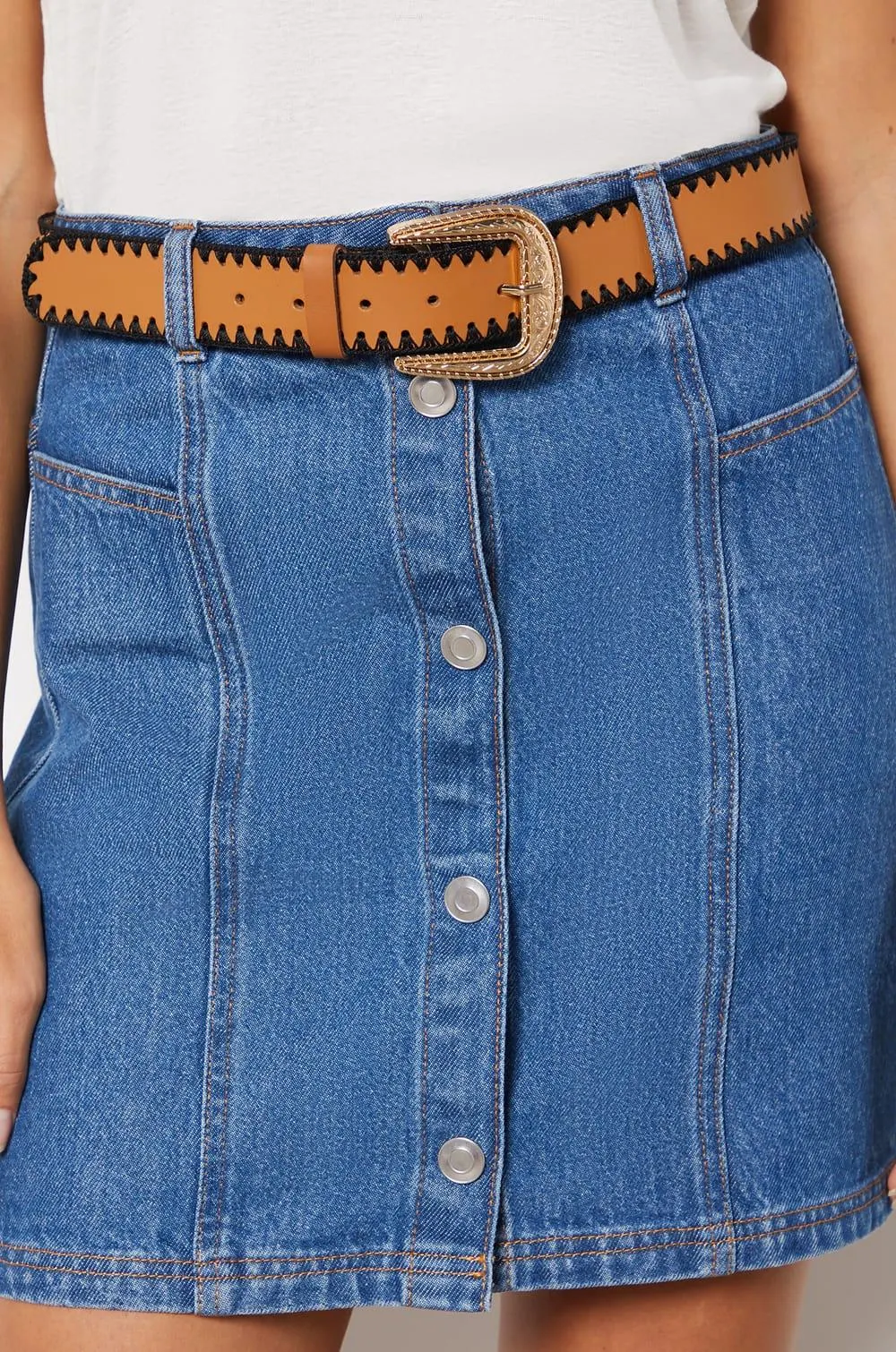 Cinturón de piel, hebilla metalizada