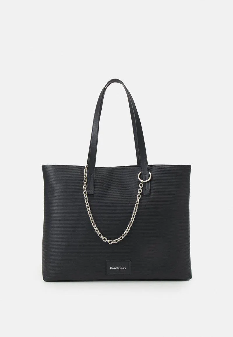SCULPTED SLIM SQUARE TOTE CHAIN - Bolso shopping