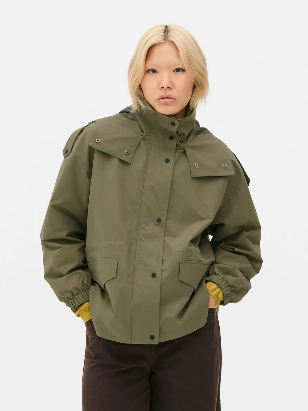 Parka corta ceñida a la cintura