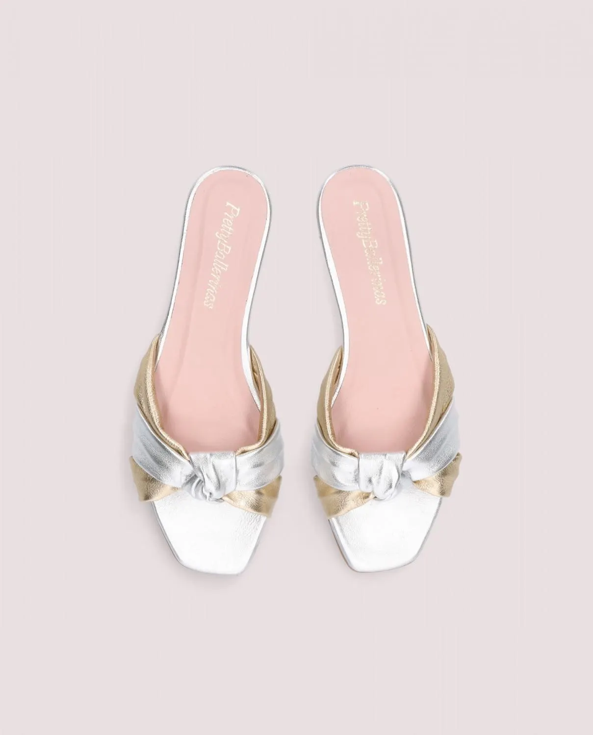 Sandalia modelo Isla en napa suave metalizada dorada y plateada con suela de goma y plantilla de piel.