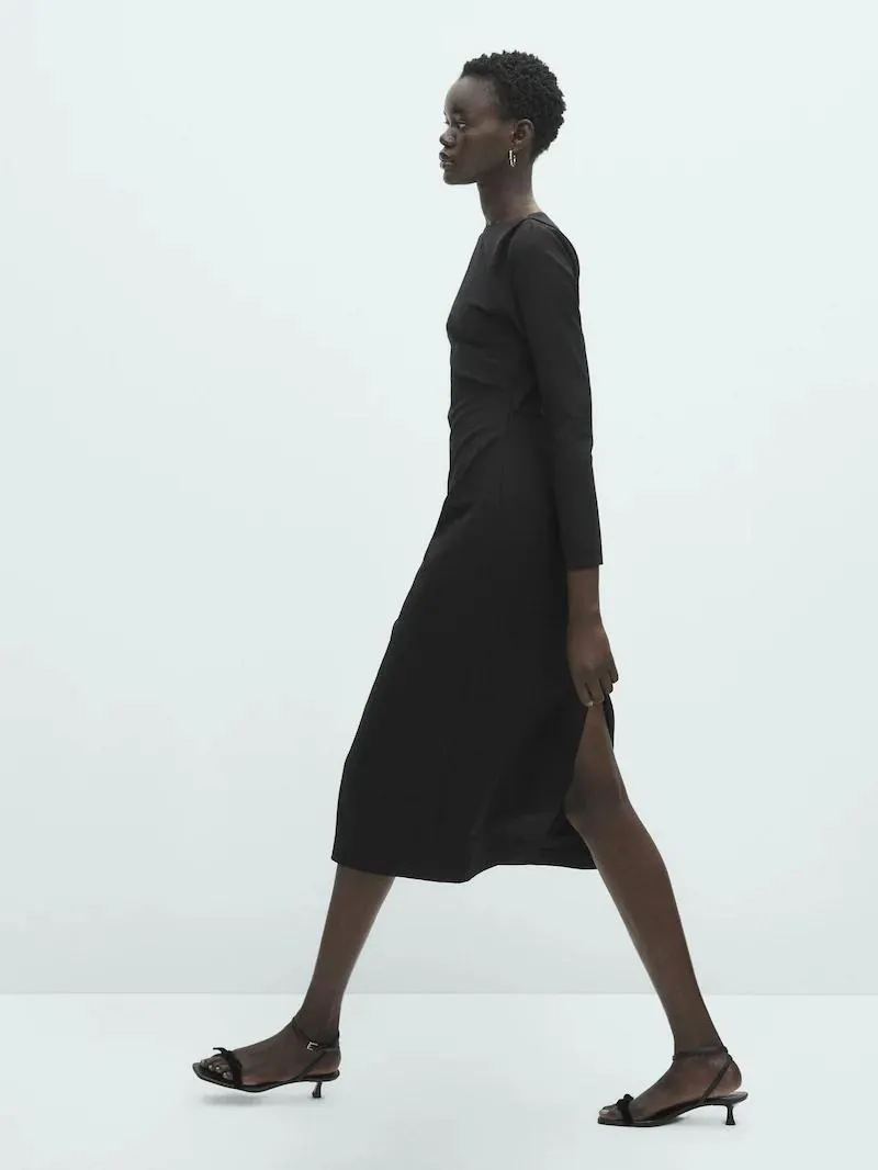 Vestido midi negro frunce lateral