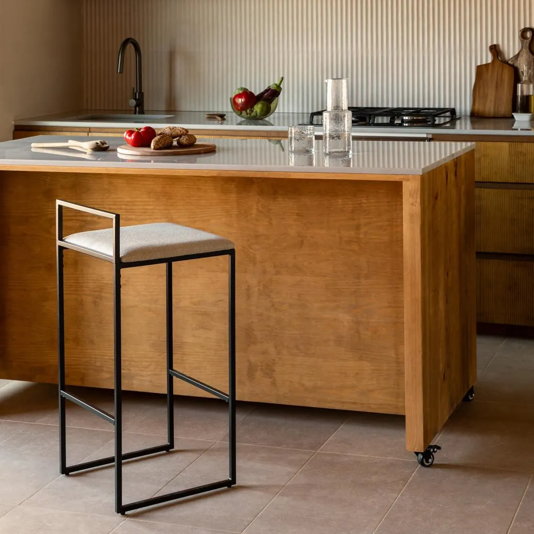 Taburete tapizado beige