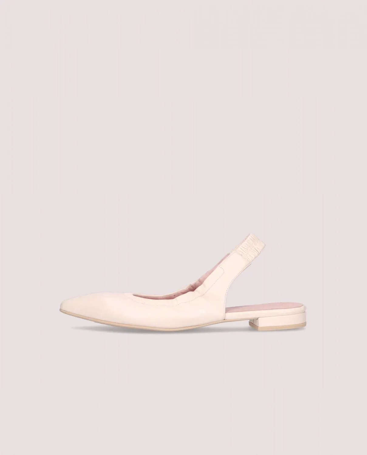 Bailarina destalonada de punta fina modelo Elise en napa suave color crema con tacón de 1.5cm, suela de goma, plantilla y forro de piel.