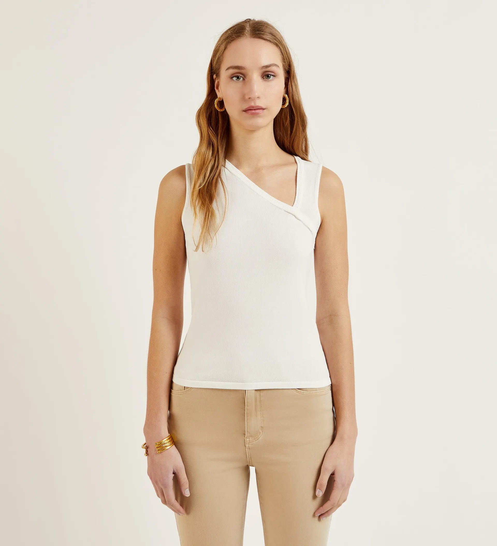 Top punto escote asimétrico