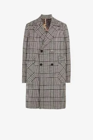 Abrigo de doble botonadura con diseño de espiga