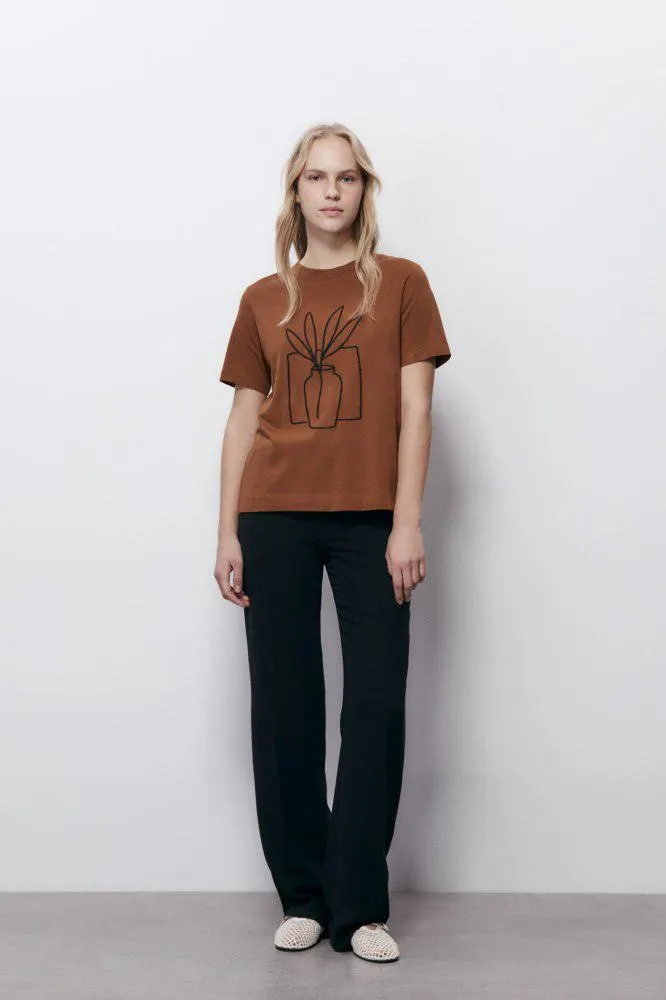 Camiseta silueta bordada