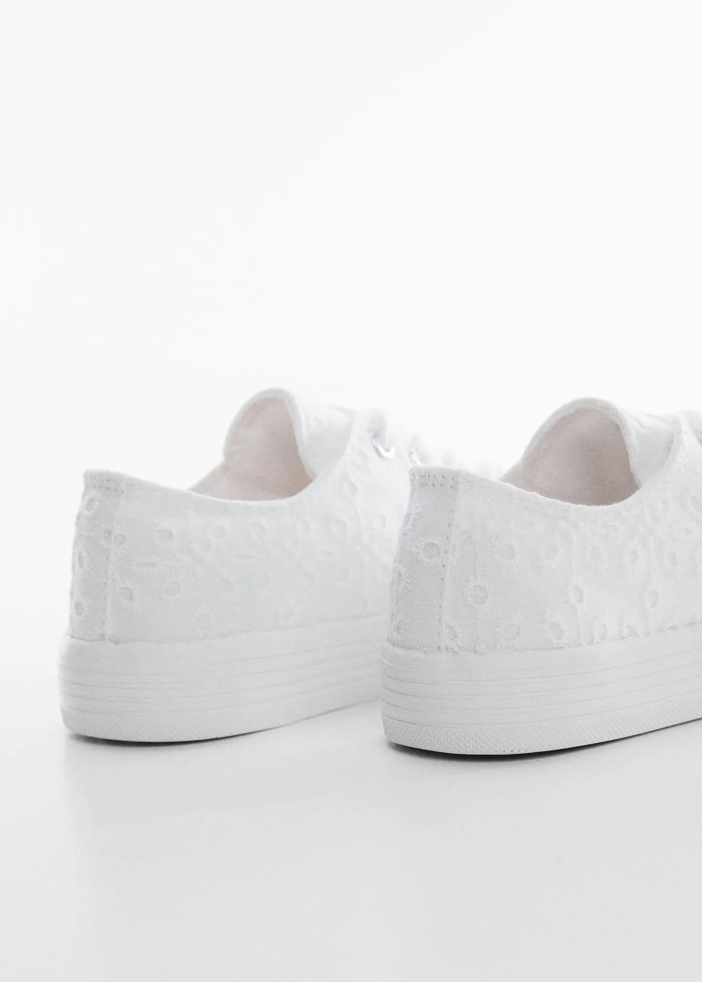 Dokulu bağcıklı spor ayakkabı