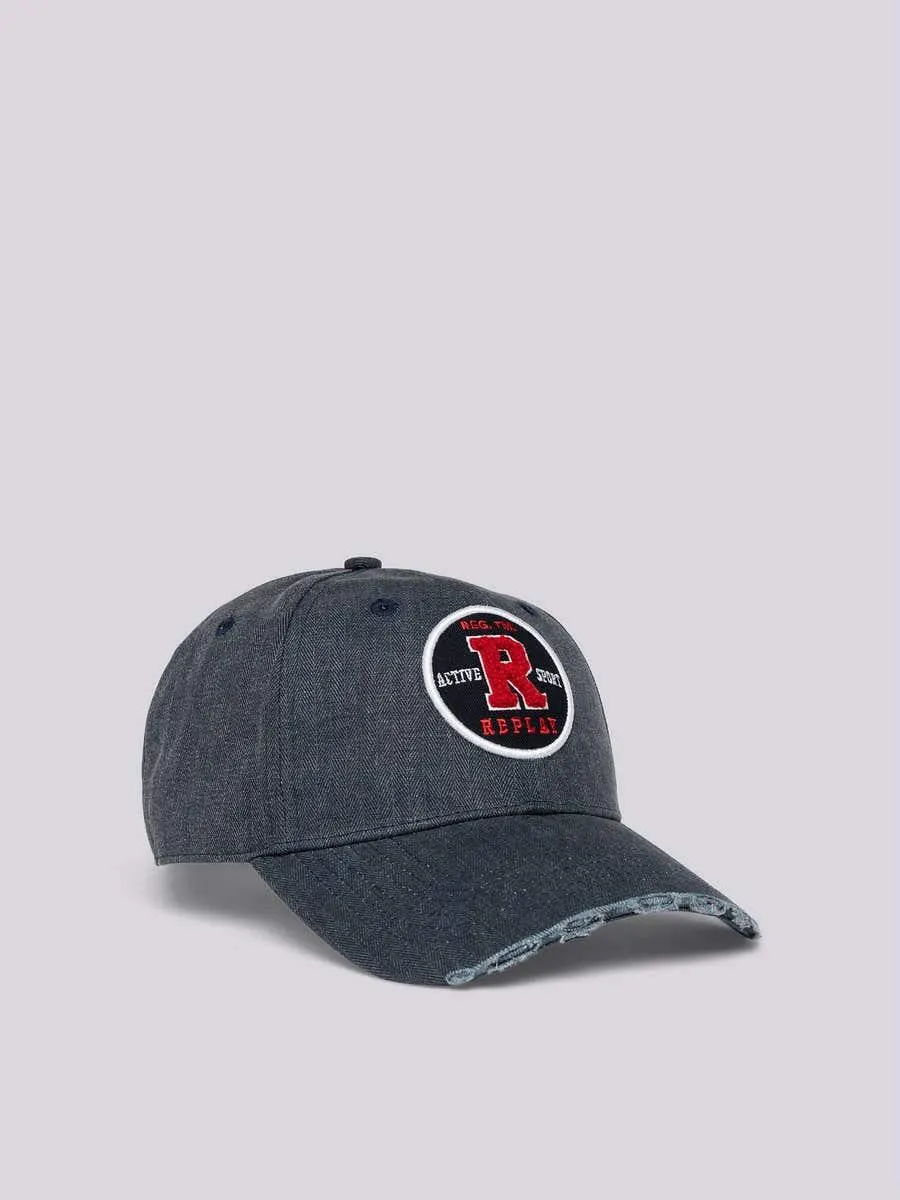 Gorra con visera y microabrasiones