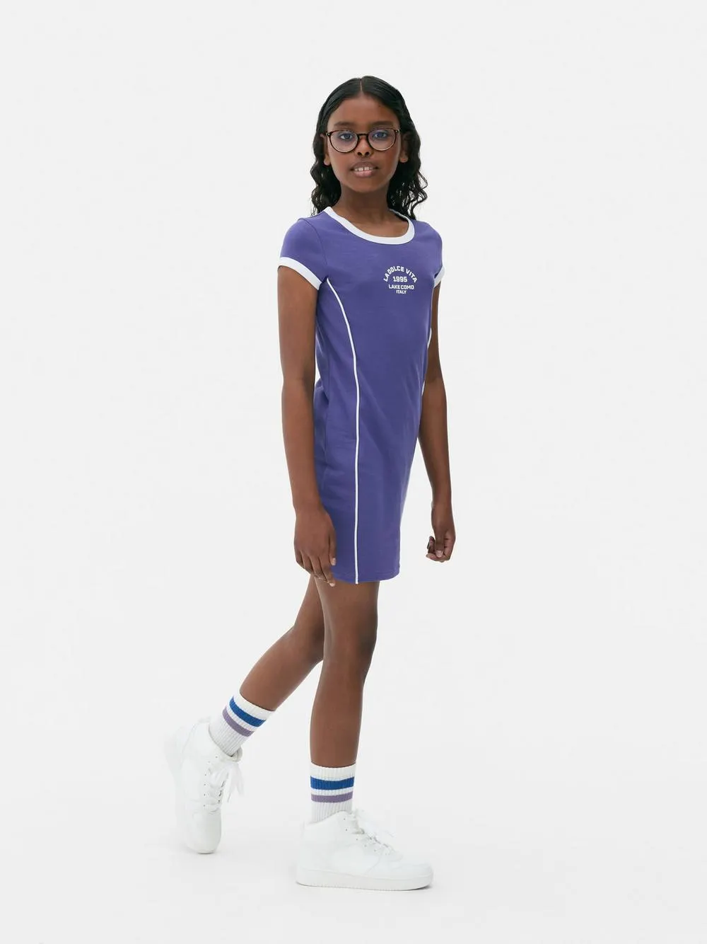 Vestido tipo camiseta con gráfico y ribetes