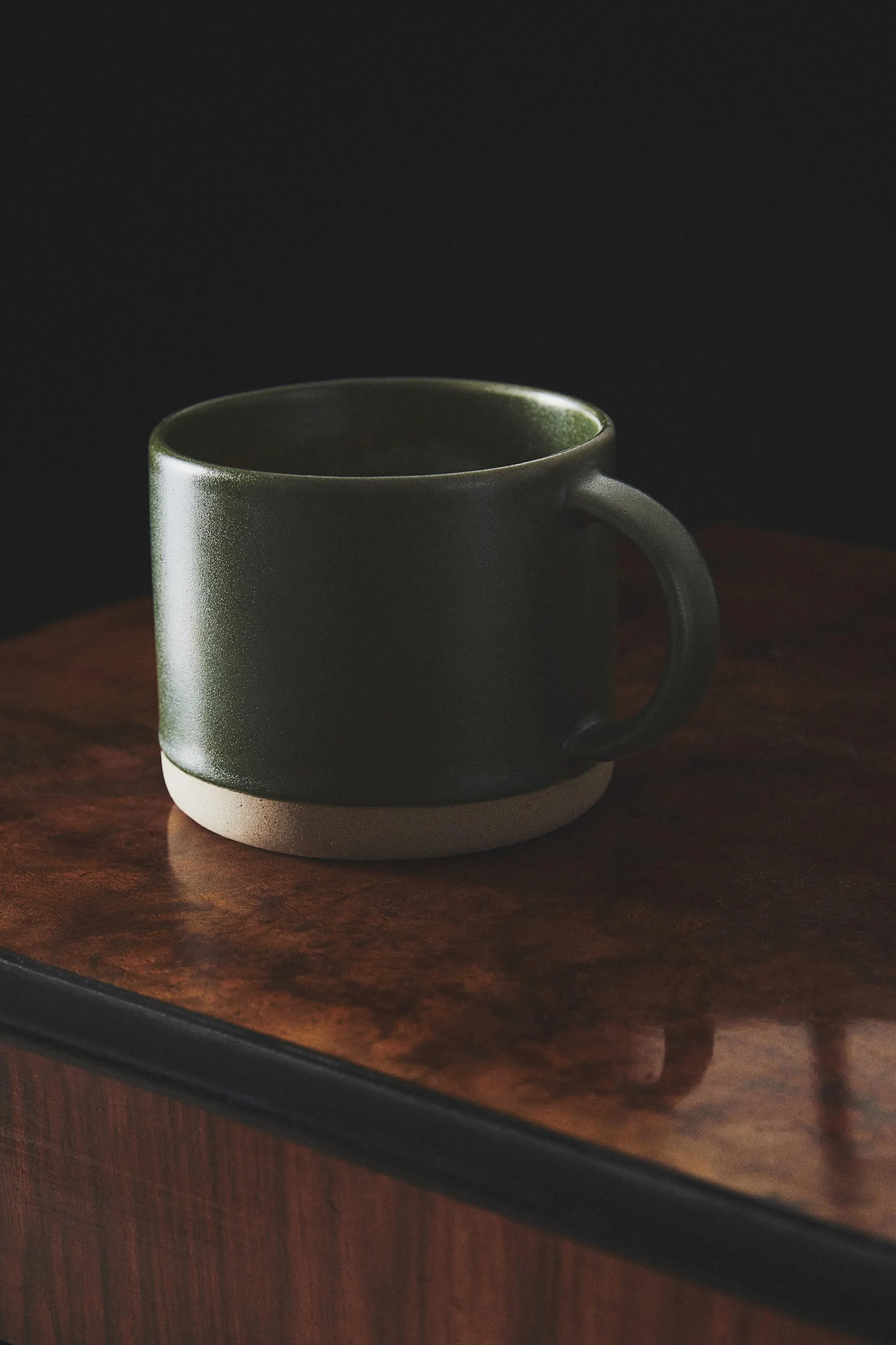 Taza de gres con esmalte reactivo