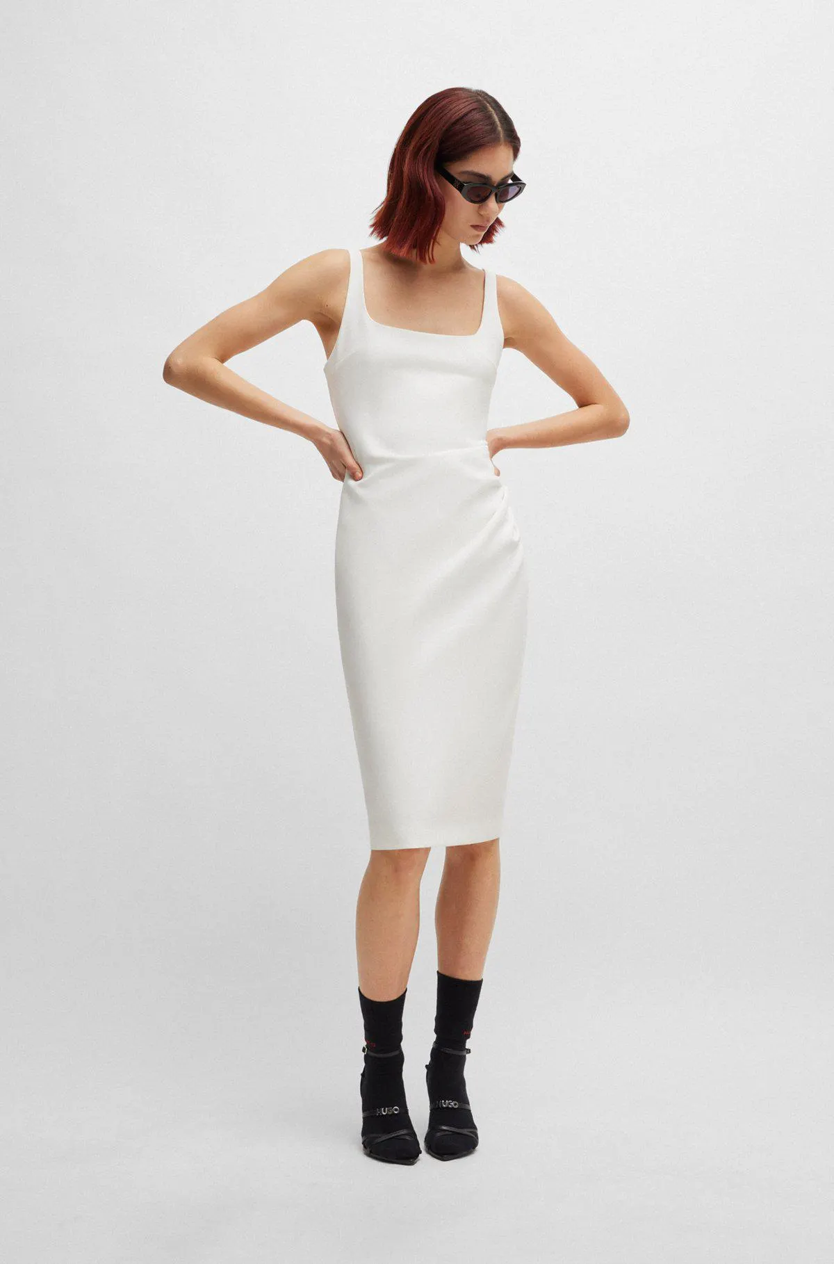 Vestido de escote cuadrado con detalles fruncidos