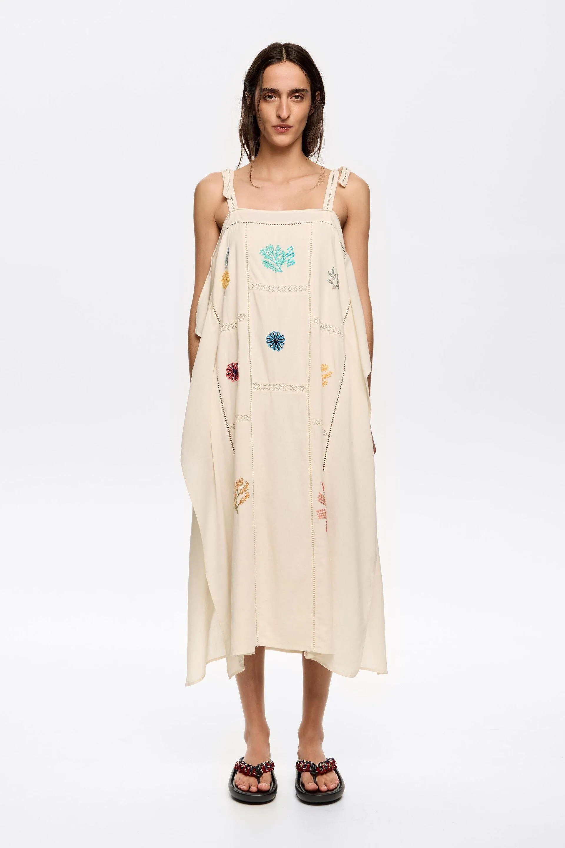 Vestido pañuelo bordados multicolor crema