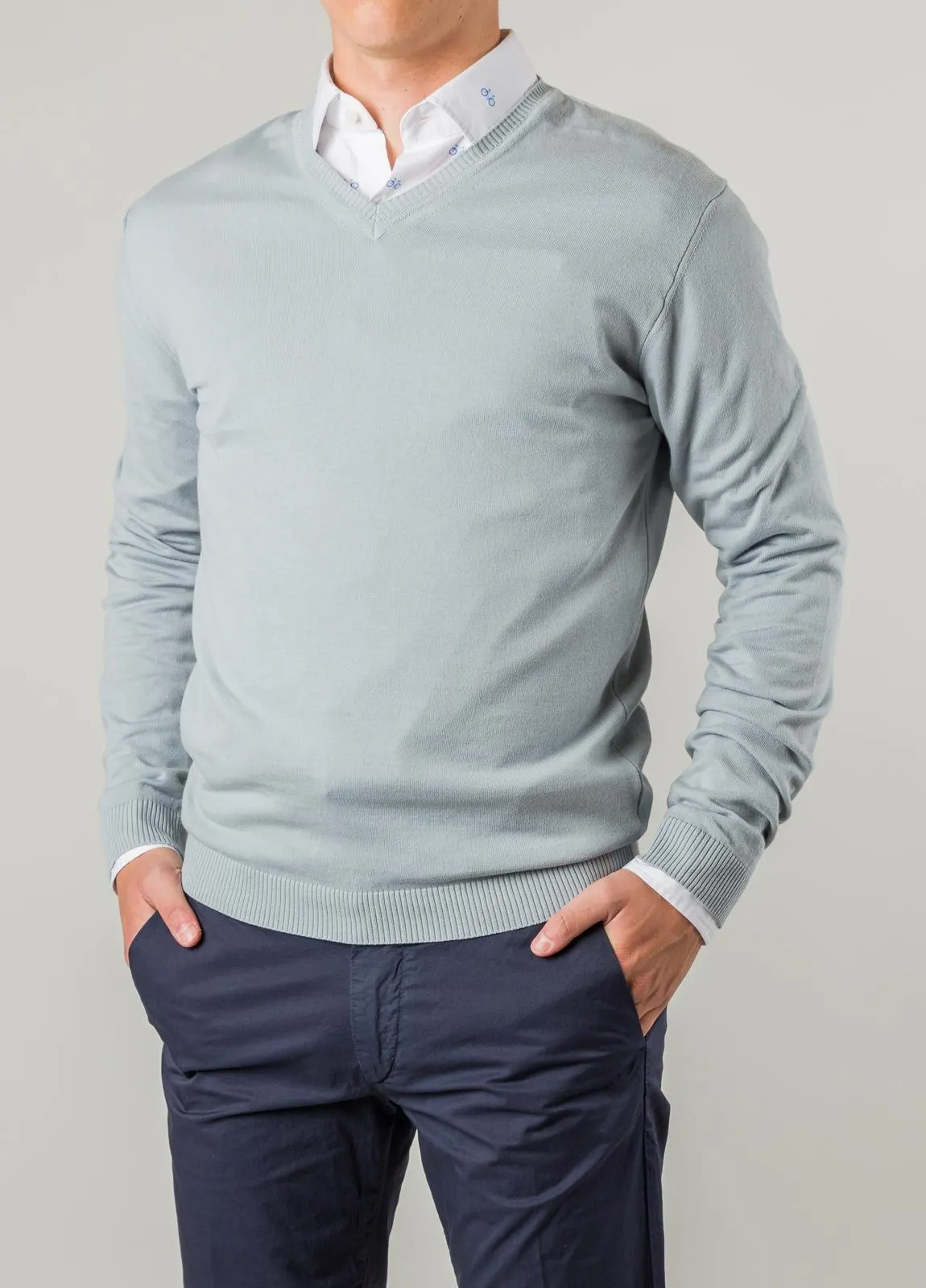 Jersey liso FUREST COLECCIÓN cuello pico color plomo